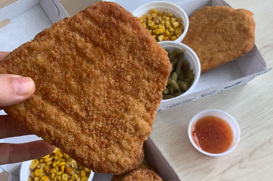 Peta Celebrates Long John Silver S Fish Free Foray Peta