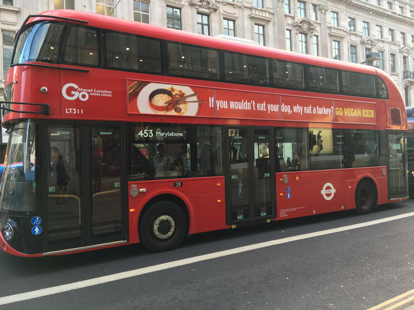 Ad london. Новогодний Лондонский автобус. Новогодний красный Лондонский автобус. The London gay Bus.