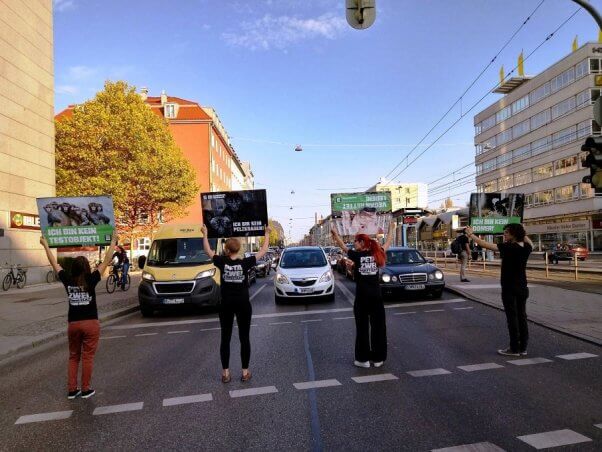 peta germany traffic light action, demo, protest, fur, vegan, experimentation