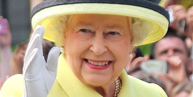 queen elizabeth II in yellow in berlin