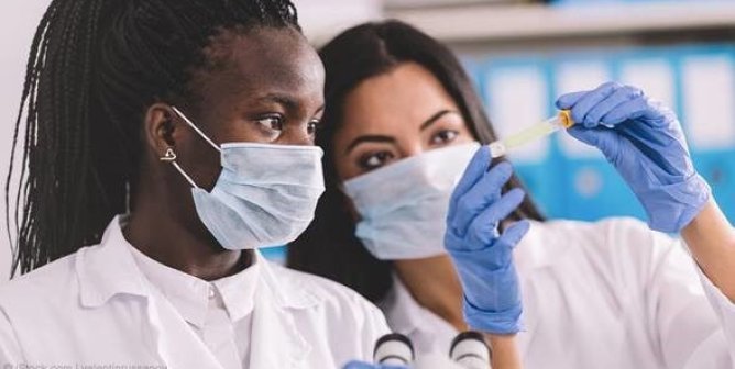 Women scientists in a laboratory