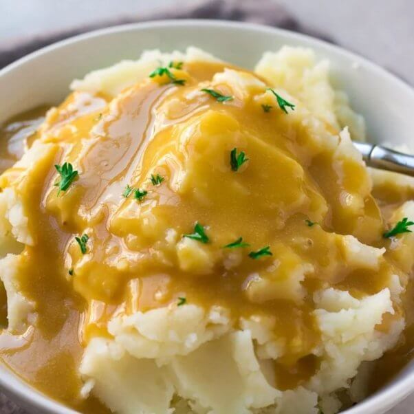 easy vegan gravy on mashed potatoes