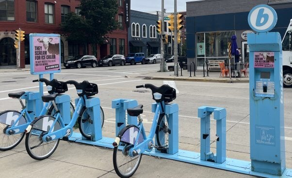 A photo of the entire bike station. There is an ad placed on both ends